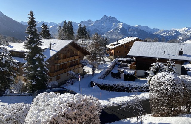 Charming Apartment, 1 minute to Bus Stop, free WiFi, 2 bedrooms & Stunning Views