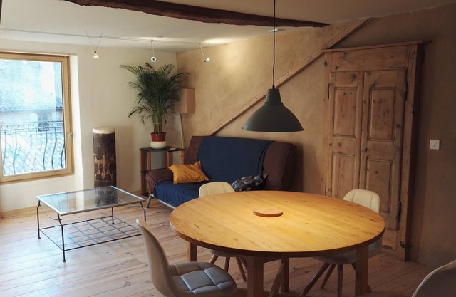 Charming apartment, GARDEN, overlooking the hills