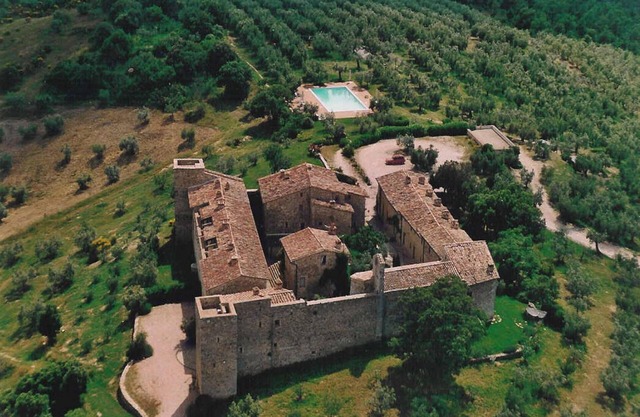 Charming apartment in the medieval village Montelagello with garden and pool