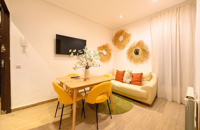 Charming Apartment in La Latina with Shared Patio PAL10