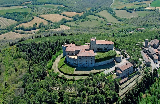 Charming apartment located just outside the ring wall of Castello di Montegiove.