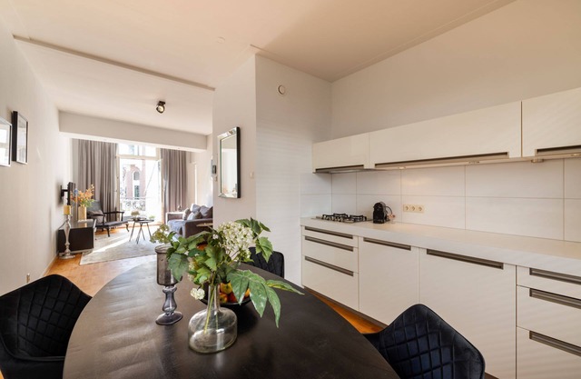 Charming Apartment on the P.C. Hooftstraat. Stylish Comfort in the Heart of Amsterdam.