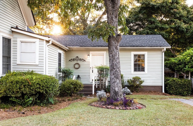 Charming Apartment "On Set" of Sweet Magnolia's. 0.5 mi from downtown