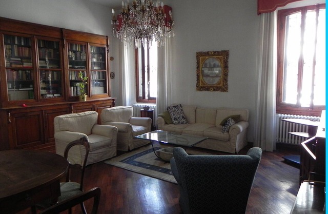 Charming Apartment with Parking - Close To Town Centre