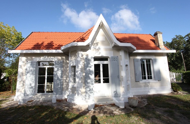 Charming Arcachonnaise 5 minutes walk from the beach, pool side. Taussat