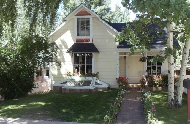 Charming Aspen Central Victorian; 4 Bedrooms, Walk to Gondola