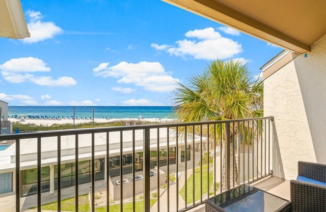 Charming beach getaway with stunning ocean views