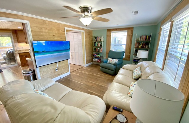 Charming Beach Bungalow (9 min walk to beach)