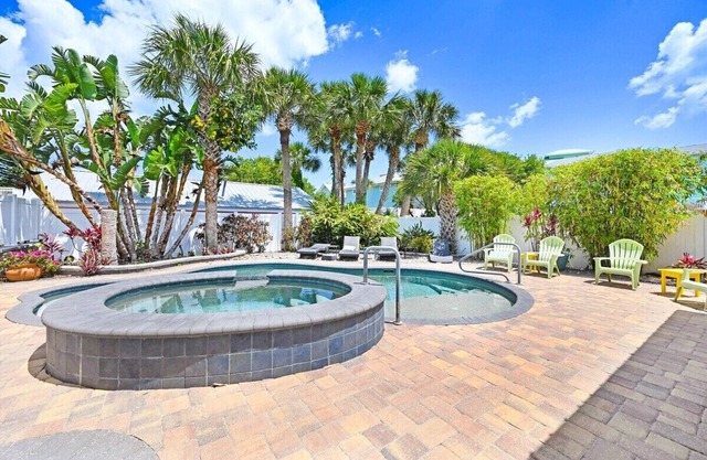 Charming Beachside Studio w/Pool, Hot Tub, Walk to Flagler Ave & Beach