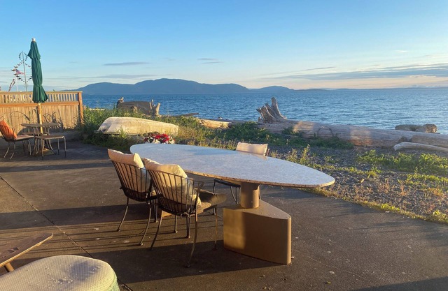 Charming beachfront cottage w/sweeping views of San Juan Islands with WiFi, AC