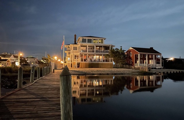 Charming Beachfront Townhome-Screen Porch-Sundeck-Beach and 4 Parking Spots!
