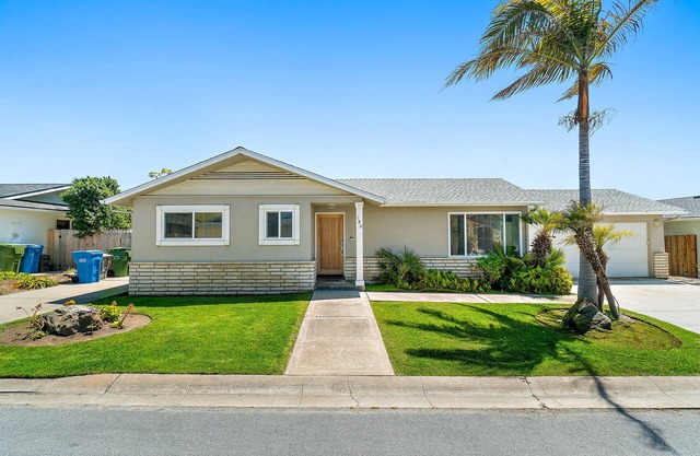 Charming Beachside Bungalow w/Light & Airy D'cor - 300 Yards to Beach