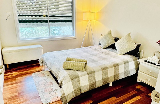 Charming bedroom in Saint Albans with WiFi Shared bathroom