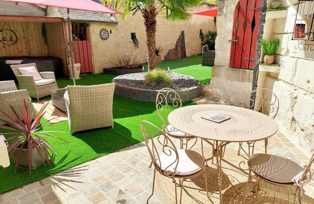 Charming Bourgueil Getaway: Spa, Garden, Modern Amenities, Near Loire Châteaux