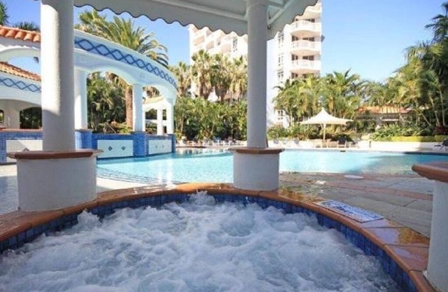 Charming Broadbeach unit - Soothing pool views