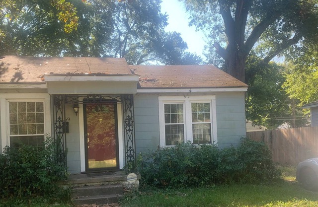 Charming broadmoor Home 1200 ft.² Three bedroom One bath Non-smoking