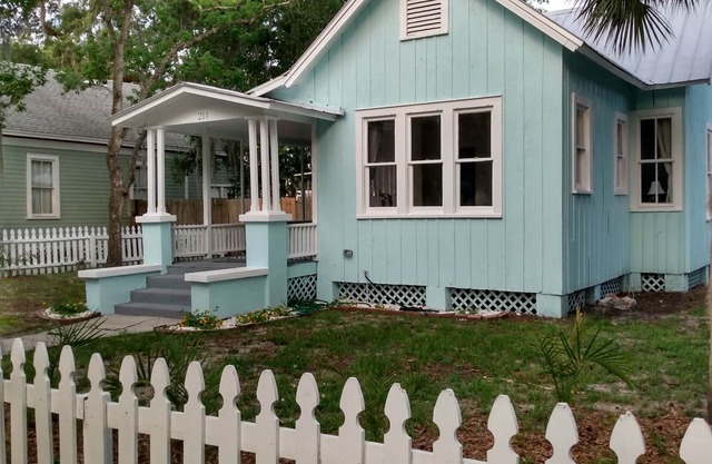 Charming bungalow in Sanford's historical district
