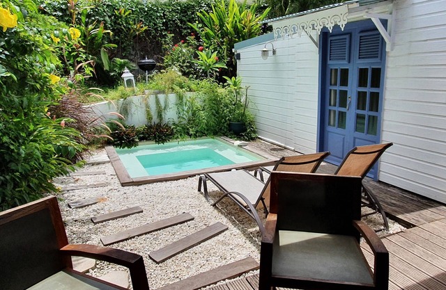 Charming bungalow with private pool