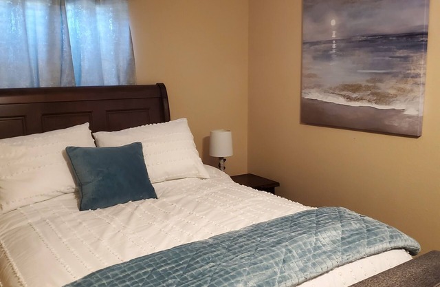 Charming bungalow with WiFi and Hot Tub in peaceful Livingston