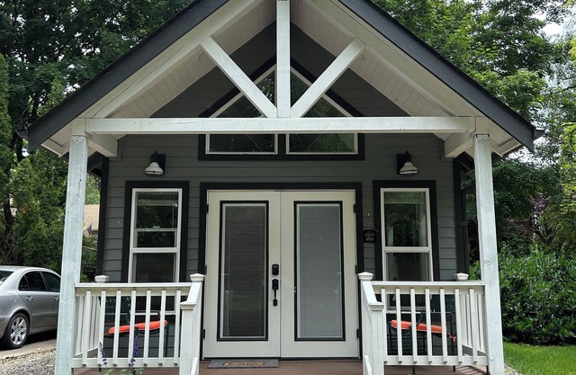Charming bungalow with WiFi and AC in welcoming Camas close to Portland .