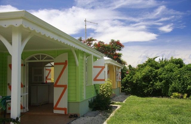 Charming bungalows 2 minutes walk from 2 beaches