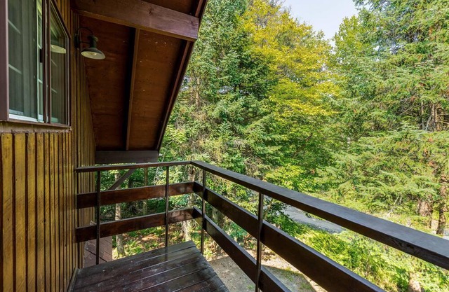 Charming Chalet in the heart of the Laurentians. Paradise Pine Chalet