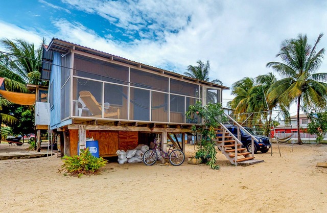 Charming Cabana with a Large Screened-In Porch, Hammock & WiFi - Near the Beach