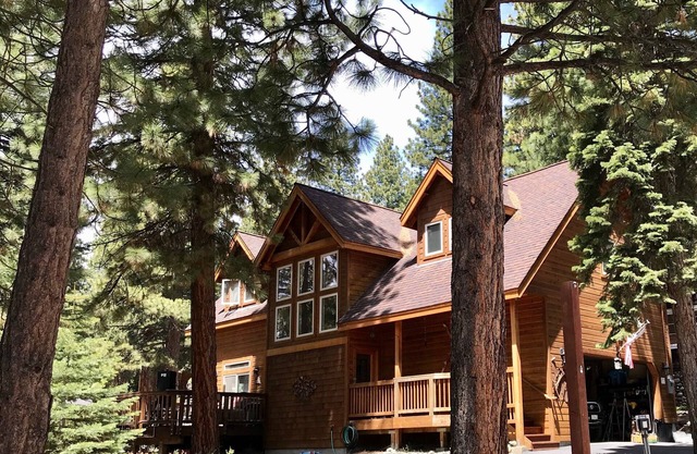 Charming cabin centrally located close to speedboat beach, Kings Beach & skiing