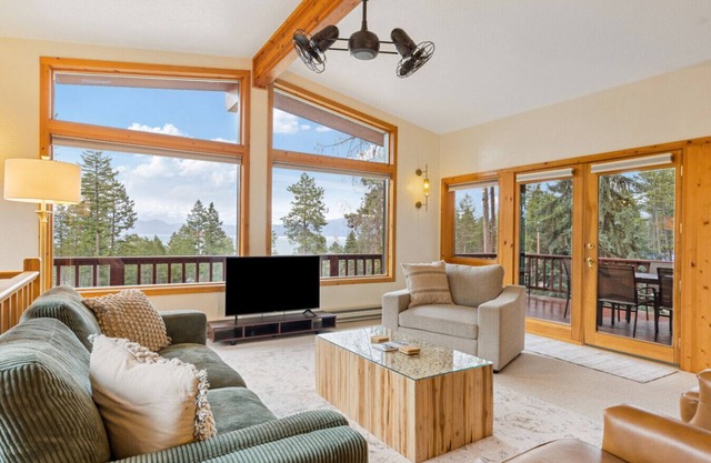 Charming Cabin Getaway With Lake and Forest Views