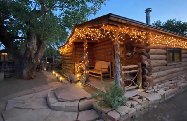 Charming cabin good for a couple @ Canyon of the Ancients Guest Ranch