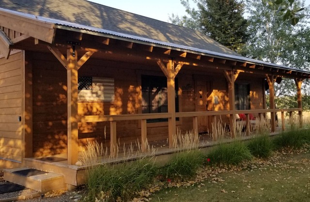 Charming Cabin Guest House with Views