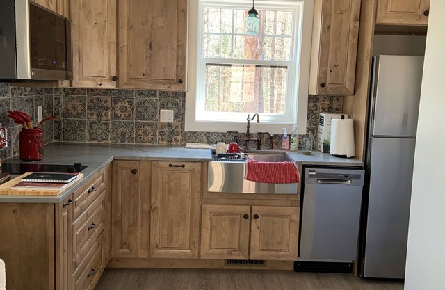 Charming Cabin Hideaway, Weaverville NC. Easy access to Asheville NC area