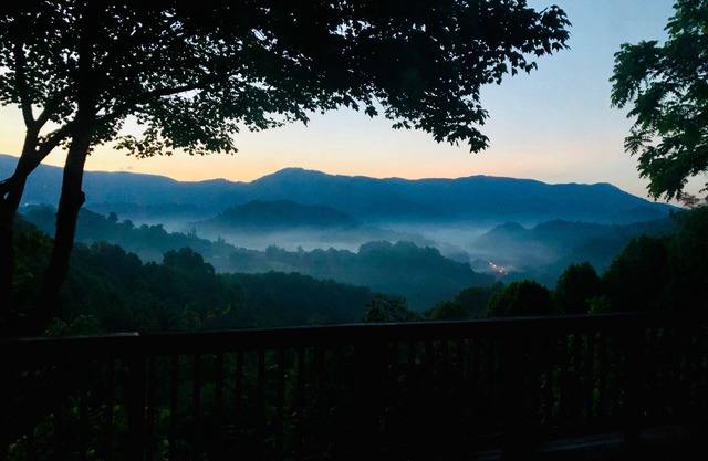 Charming cabin on 20 Acres with Big Views, near Boone, King Bed, and WiFi