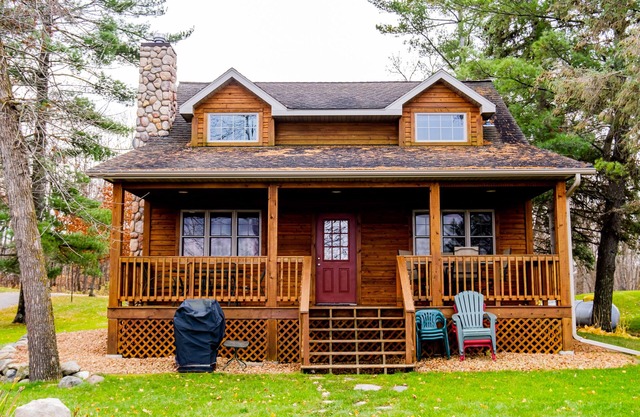 Charming Cabin on Fish Trap Lake: Fireplace, boat lift & beautiful walk out