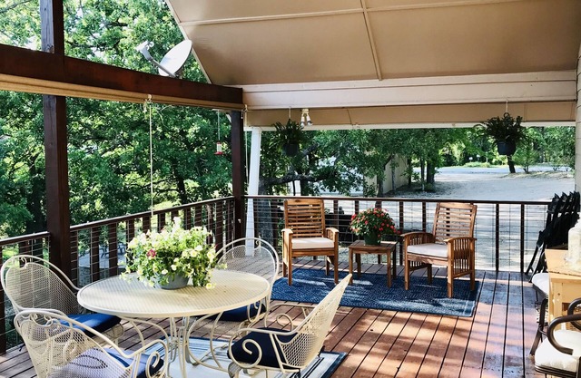 Charming Cabin Retreat near Lake Arbuckle and Turner falls.