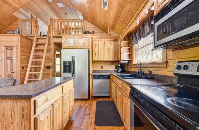 Charming Cabin w/Decks & Fire Pit - Walk to River