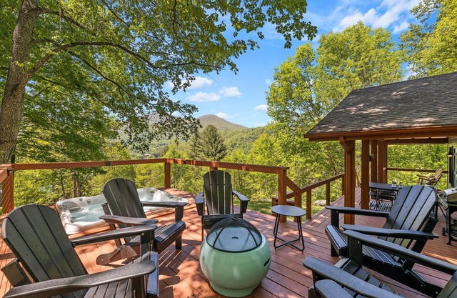 Charming cabin with hot tub & breathtaking views.