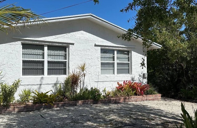 Charming Canal-Front 2/1 Getaway on Ramrod Key
