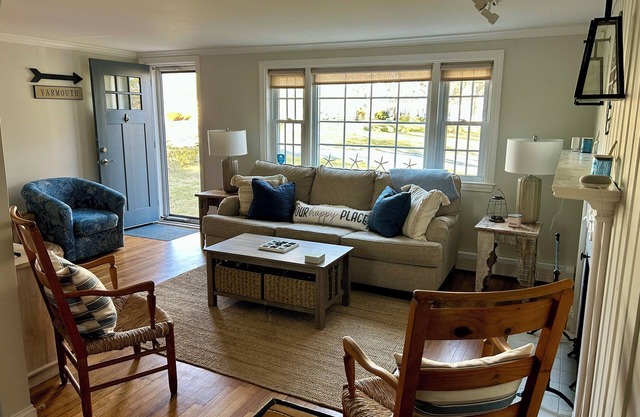Charming Cape house - NEW Central AC, WiFi, laundry, patio, short walk to beach