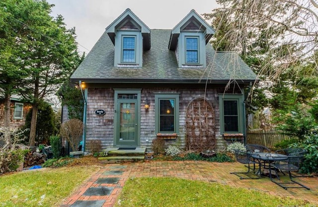 Charming Cape with Hot Tub, Private Beaches Near Mystic!