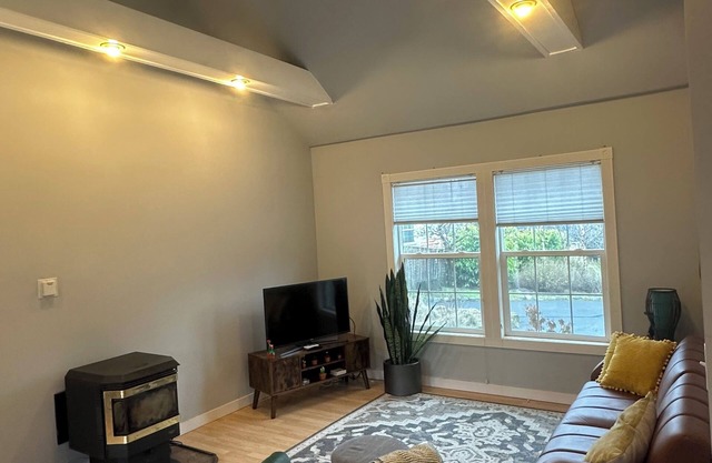 Charming carriage house in Ashland near downtown