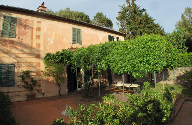 Charming 'casale' of the 19th century surrounded by vineyards. 600 m to the sea