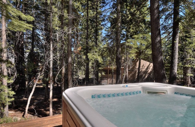 Charming Cascade Chalet | Hot tub