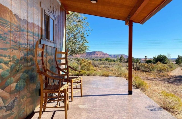 Charming Casita with fenced yard. Pets welcome