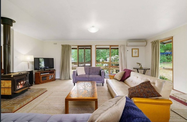 Charming cedar cottage for families-One and a half acres at the base for Buller