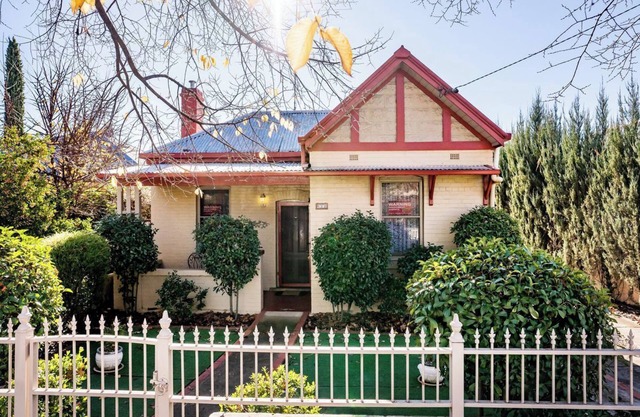 Charming Central Albury Cottage