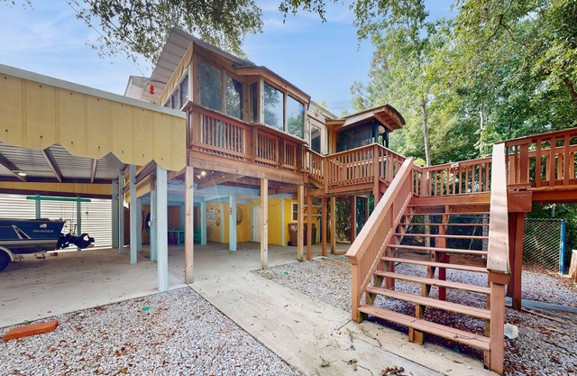 Charming centrally located fish camp w/dock and outside area