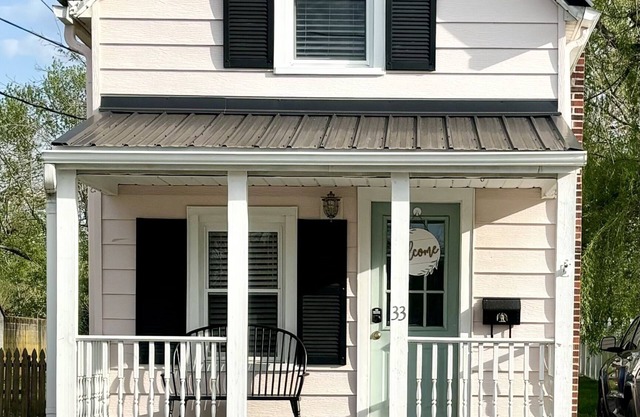 Charming century-old tiny home in historic town with gym membership included!