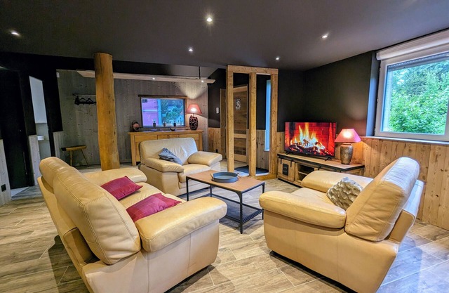 Charming chalet for 6, near skiing, WiFi, parking, pets allowed