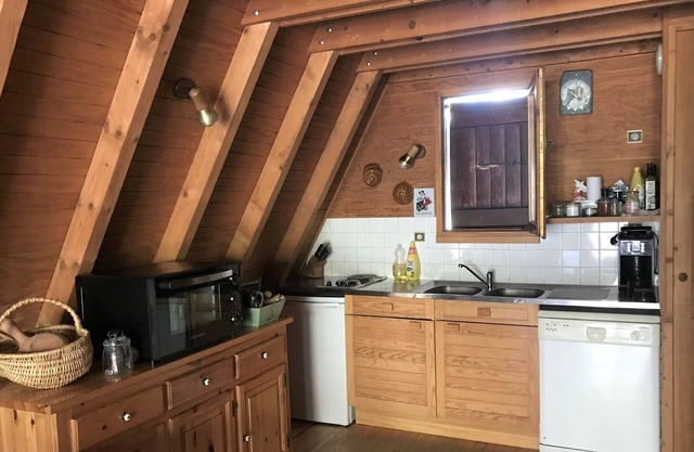 "Charming Chalet with Mountain Views, 5 Min Walk to Slopes - Le Jardin Alpin"